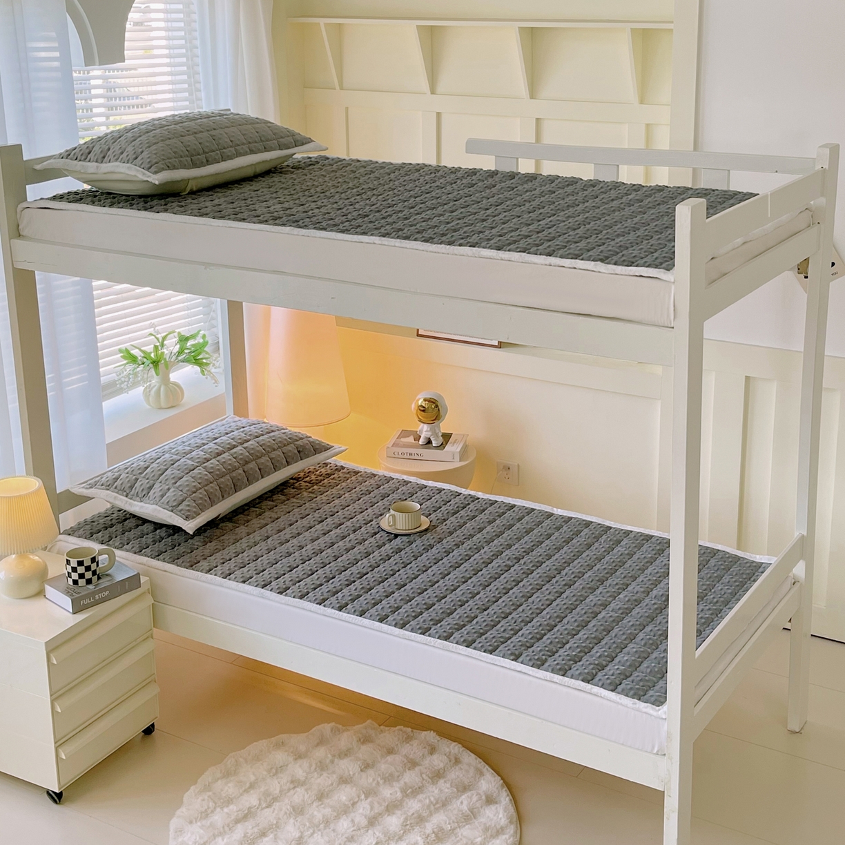 91家纺网 家纺一手货源 找家纺 金鑫汇家纺 2025秋冬纯色豆豆绒床褥垫系列-学生床 学生床豆豆绒床褥垫灰色