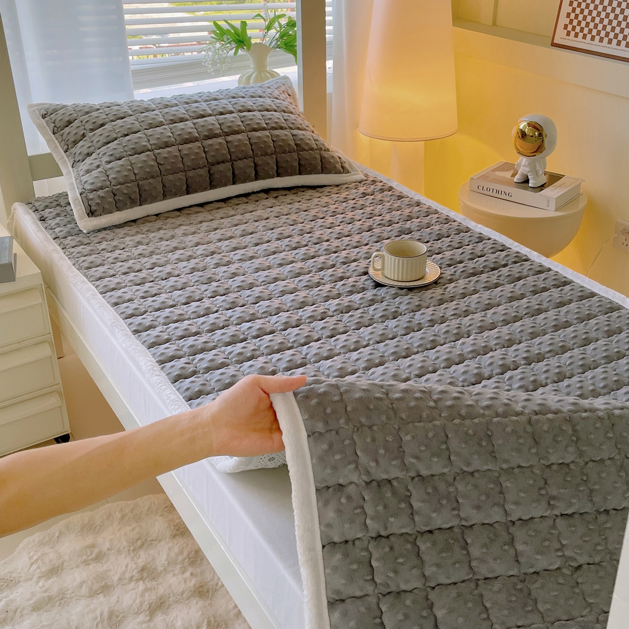 91家纺网 家纺一手货源 找家纺 金鑫汇家纺 2025秋冬纯色豆豆绒床褥垫系列-学生床 学生床豆豆绒床褥垫灰色