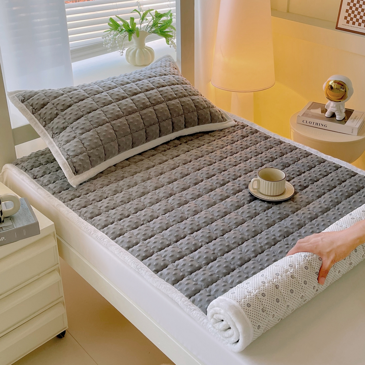 91家纺网 家纺一手货源 找家纺 金鑫汇家纺 2025秋冬纯色豆豆绒床褥垫系列-学生床 学生床豆豆绒床褥垫灰色