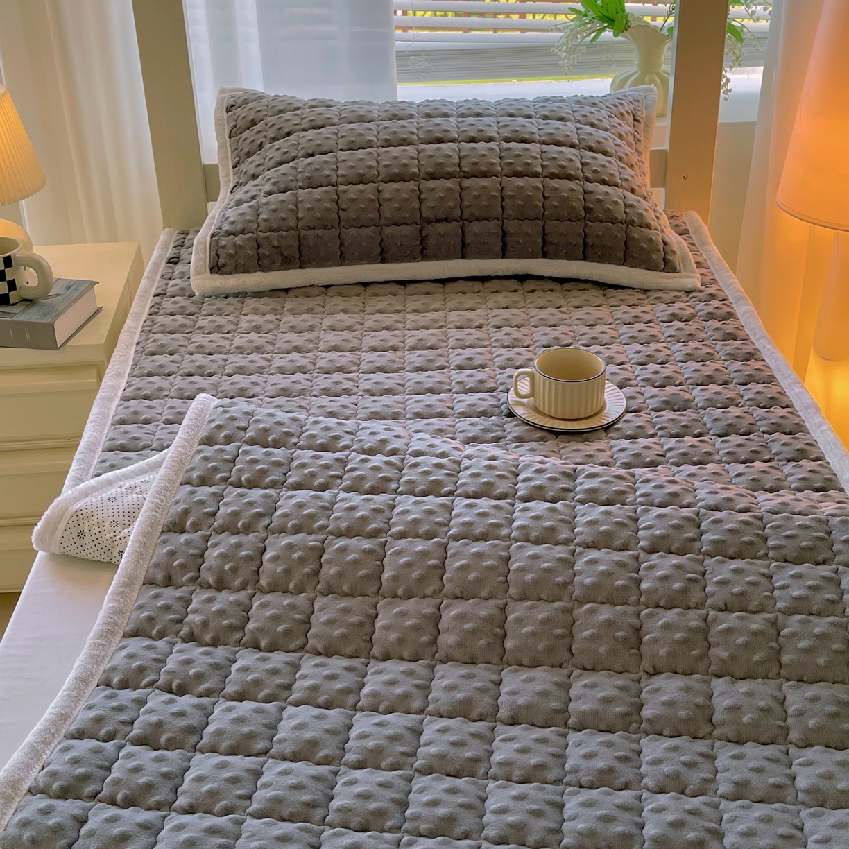 91家纺网 家纺一手货源 找家纺 金鑫汇家纺 2025秋冬纯色豆豆绒床褥垫系列-学生床 学生床豆豆绒床褥垫灰色