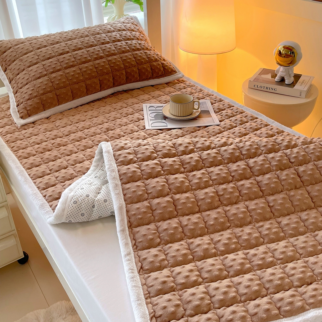 91家纺网 家纺一手货源 找家纺 金鑫汇家纺 2025秋冬纯色豆豆绒床褥垫系列-学生床 学生床豆豆绒床褥垫咖色