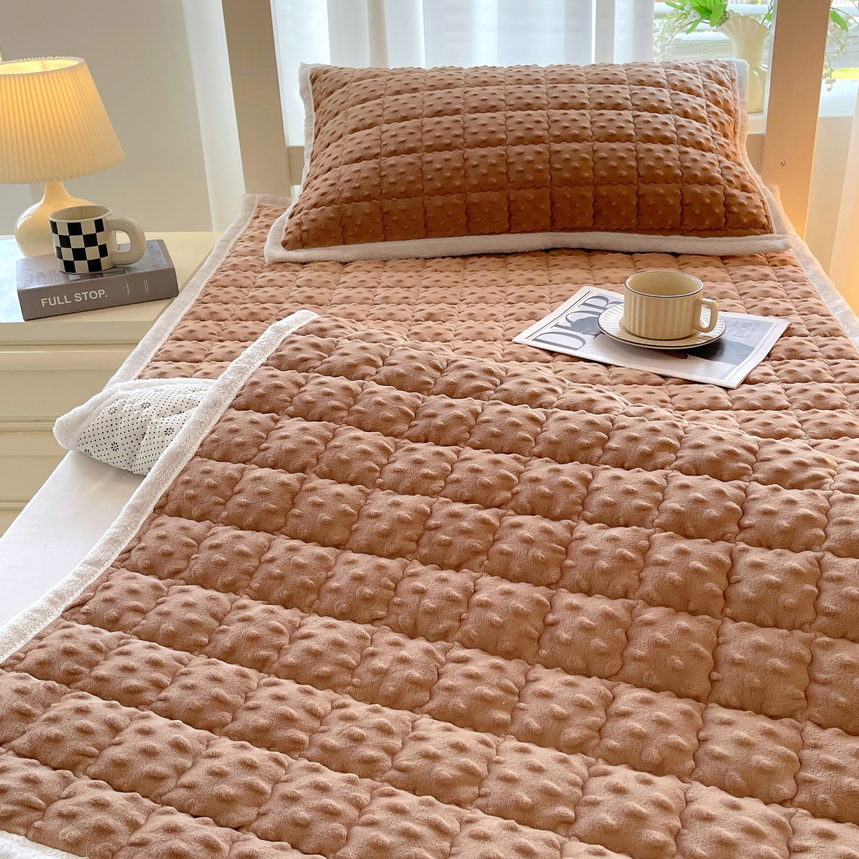 91家纺网 家纺一手货源 找家纺 金鑫汇家纺 2025秋冬纯色豆豆绒床褥垫系列-学生床 学生床豆豆绒床褥垫咖色