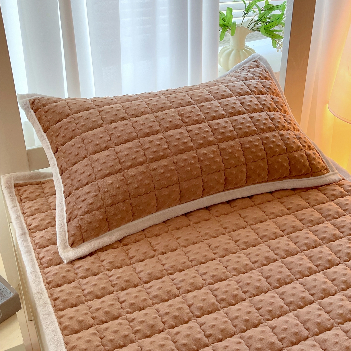 91家纺网 家纺一手货源 找家纺 金鑫汇家纺 2025秋冬纯色豆豆绒床褥垫系列-学生床 学生床豆豆绒床褥垫咖色