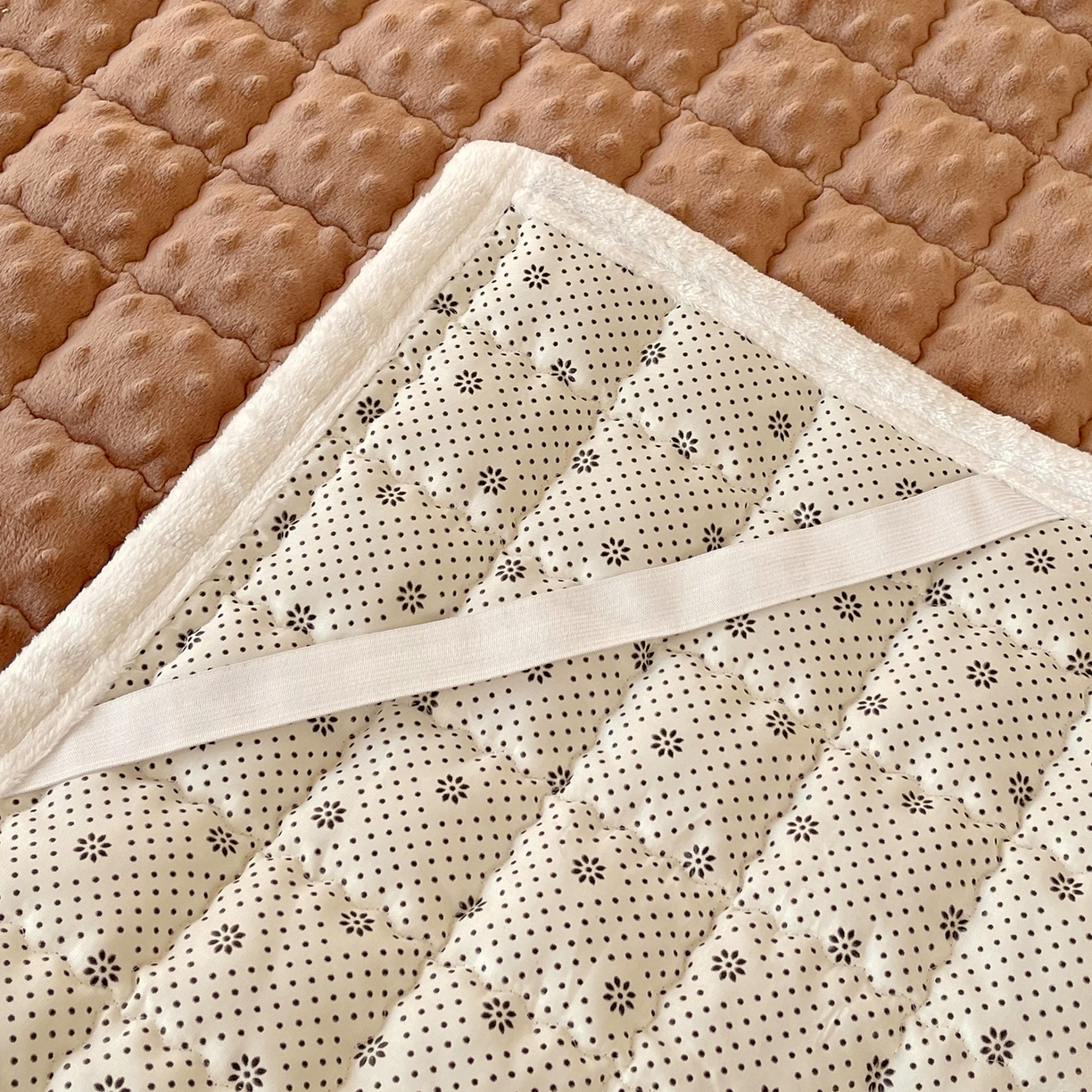 91家纺网 家纺一手货源 找家纺 金鑫汇家纺 2025秋冬纯色豆豆绒床褥垫系列-学生床 学生床豆豆绒床褥垫咖色