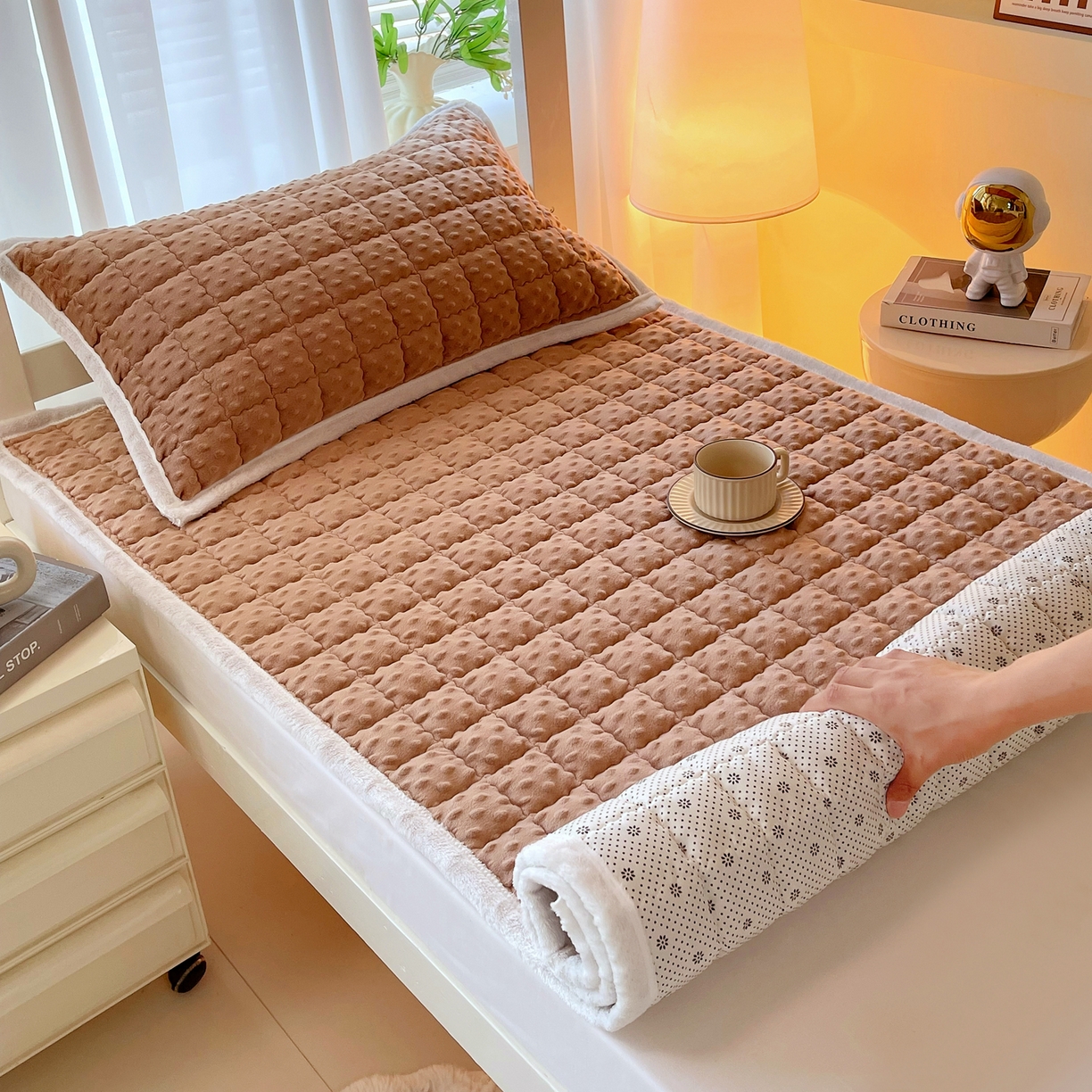 91家纺网 家纺一手货源 找家纺 金鑫汇家纺 2025秋冬纯色豆豆绒床褥垫系列-学生床 学生床豆豆绒床褥垫咖色