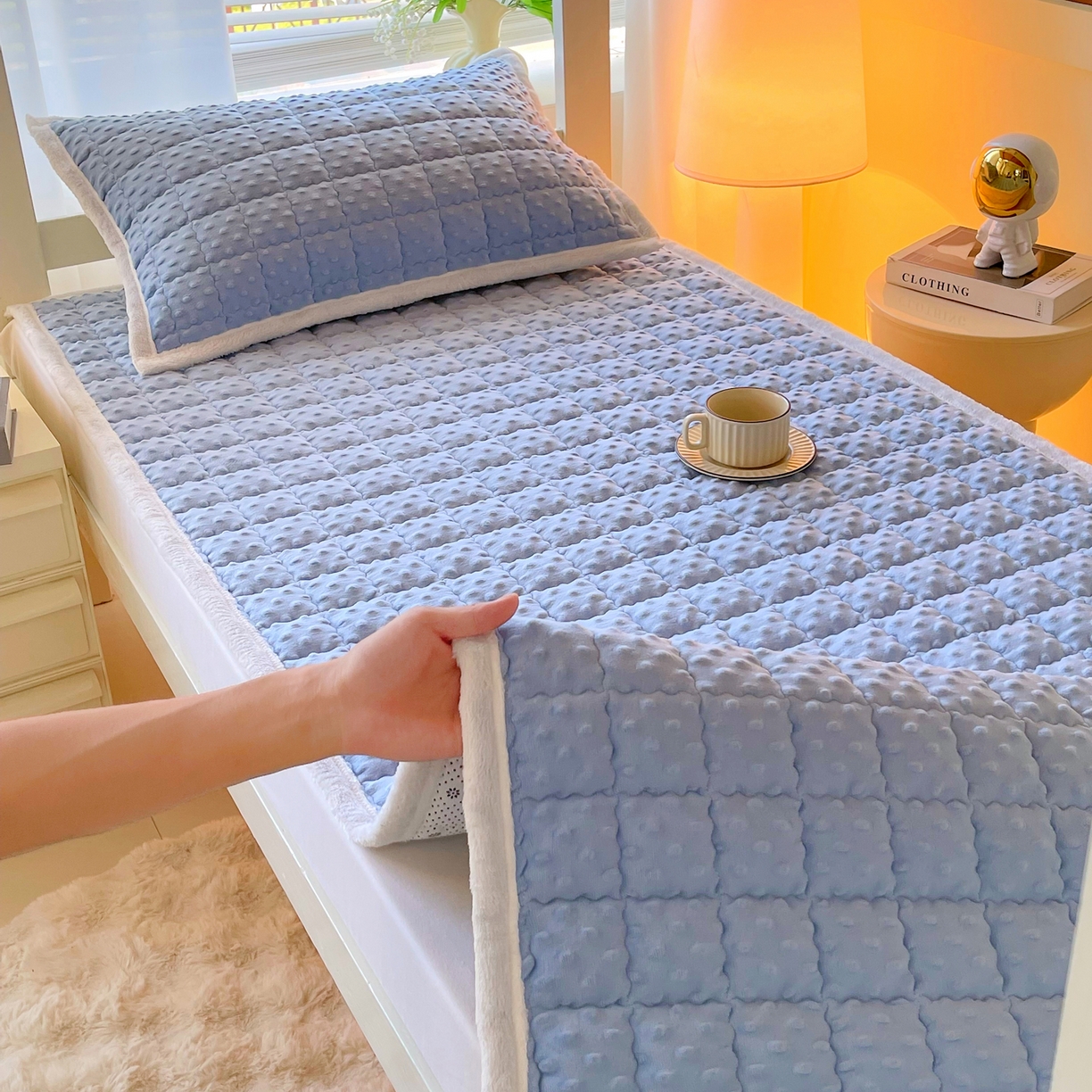 金鑫汇家纺 2025秋冬纯色豆豆绒床褥垫系列-学生床 学生床豆豆绒床褥垫蓝色