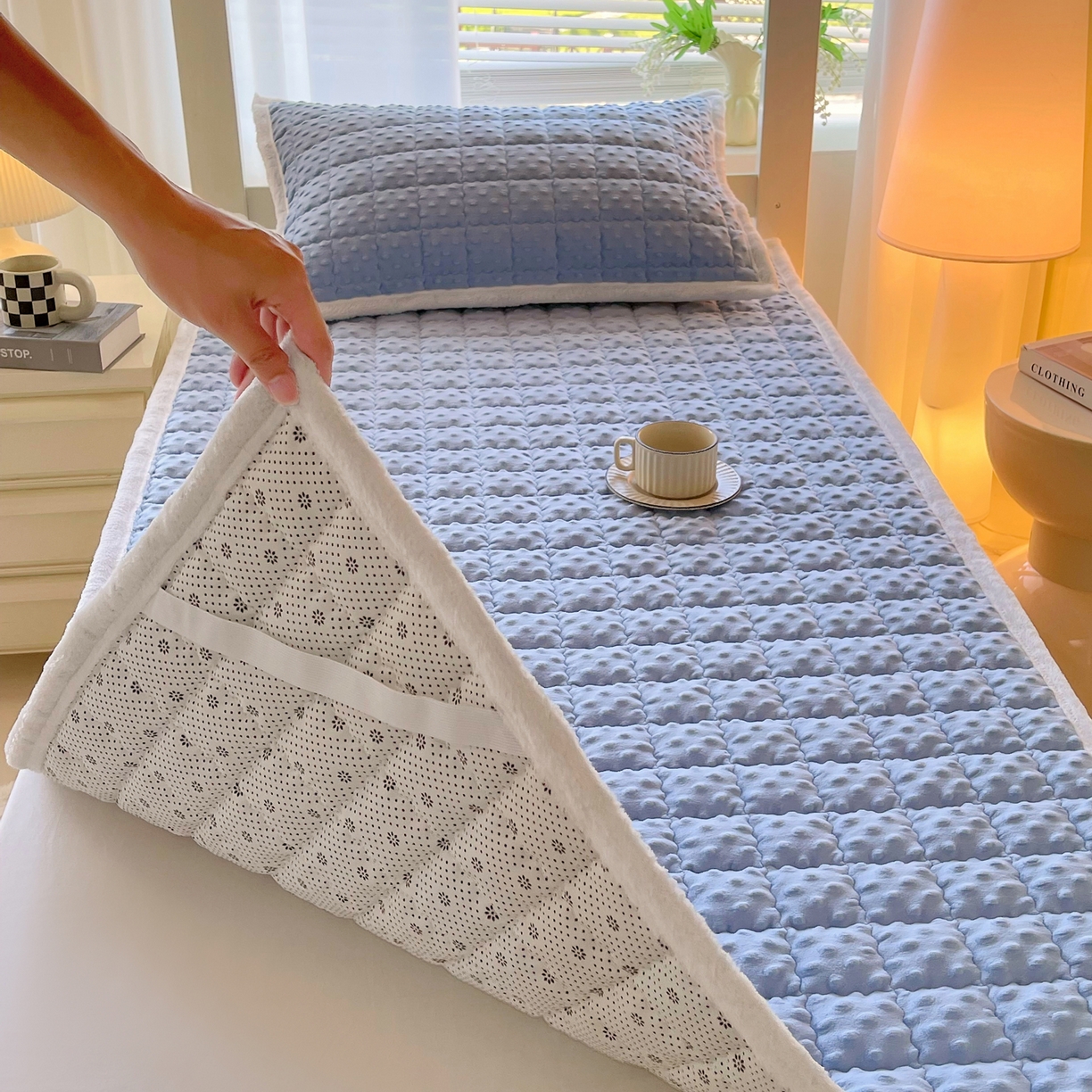 91家纺网 家纺一手货源 找家纺 金鑫汇家纺 2025秋冬纯色豆豆绒床褥垫系列-学生床 学生床豆豆绒床褥垫蓝色