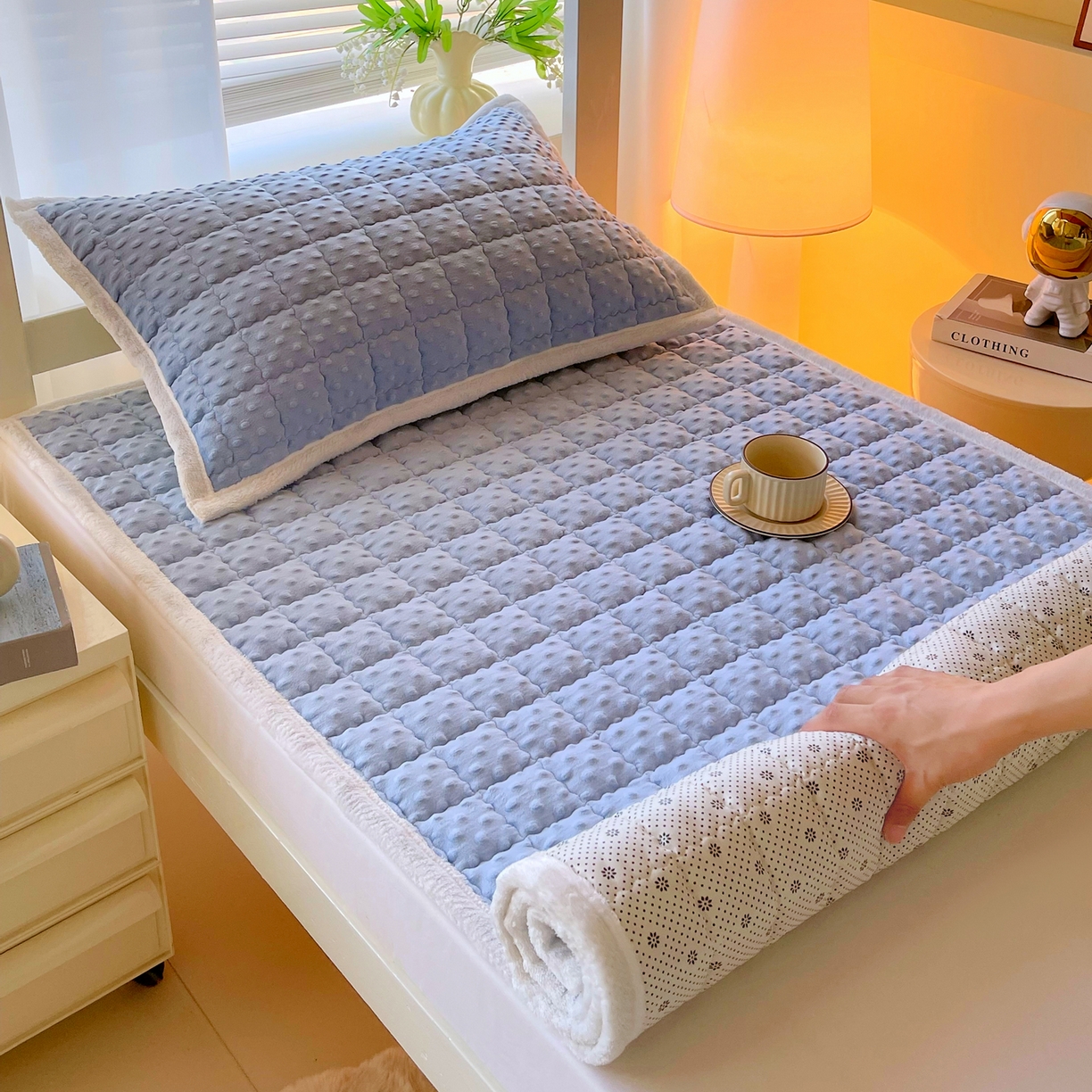91家纺网 家纺一手货源 找家纺 金鑫汇家纺 2025秋冬纯色豆豆绒床褥垫系列-学生床 学生床豆豆绒床褥垫蓝色