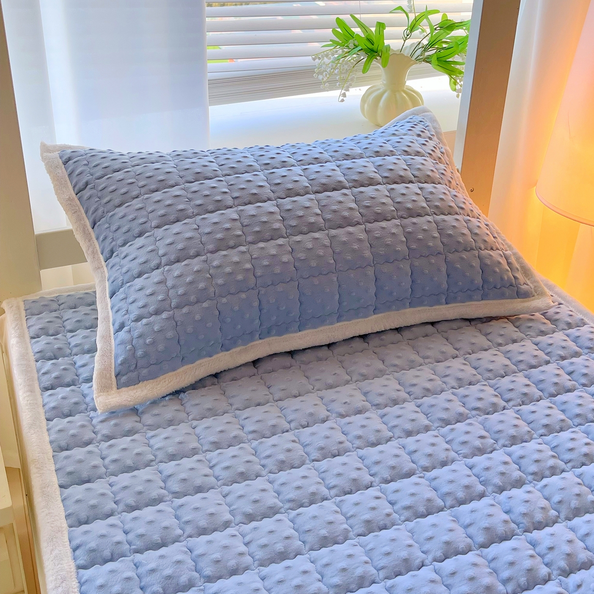 91家纺网 家纺一手货源 找家纺 金鑫汇家纺 2025秋冬纯色豆豆绒床褥垫系列-学生床 学生床豆豆绒床褥垫蓝色