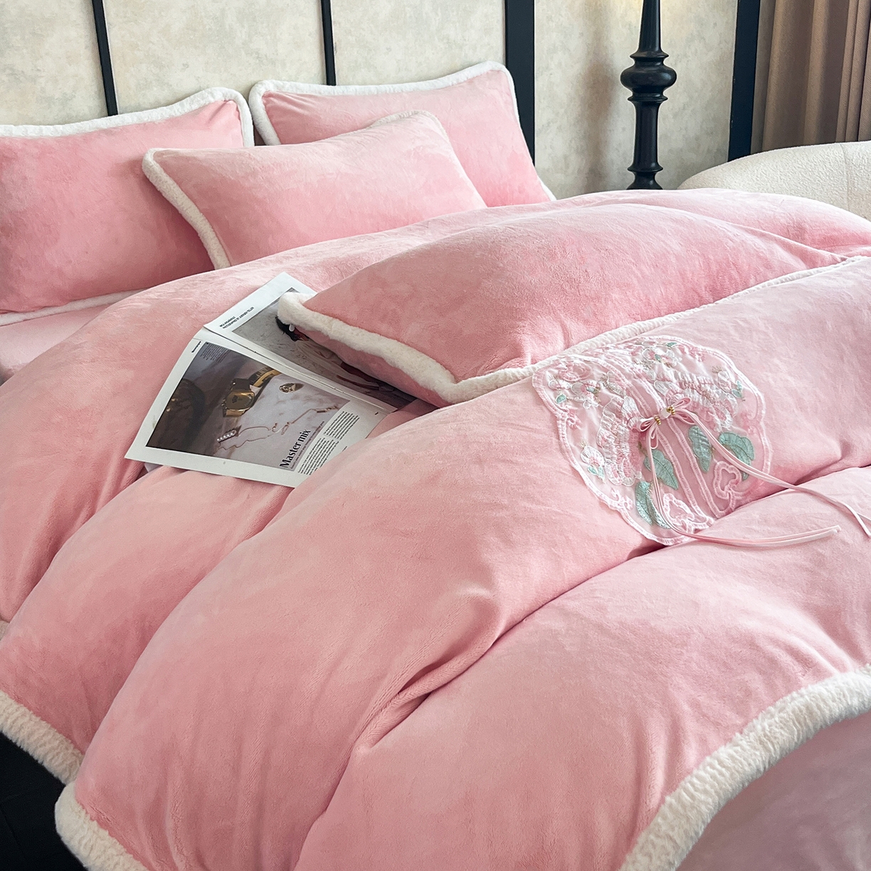 91家纺网 家纺一手货源 找家纺 诺梵家纺 2025新款兔毛包边中式绣花四件套-苏颜 苏颜-粉