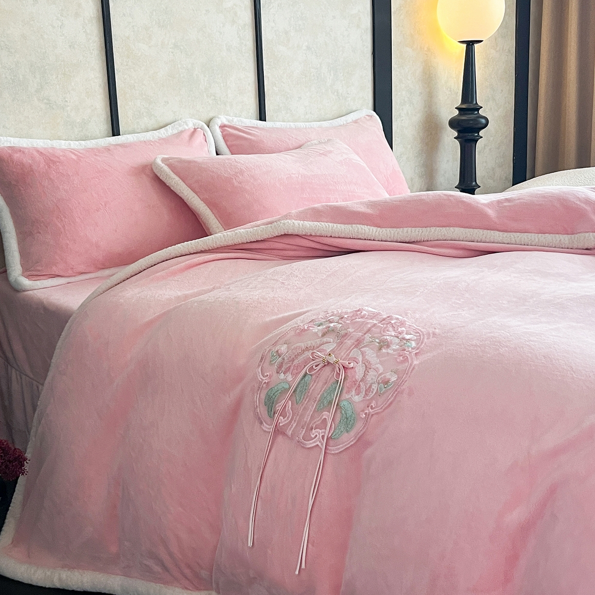 91家纺网 家纺一手货源 找家纺 （总）诺梵家纺 2025新款兔毛包边中式绣花四件套-苏颜