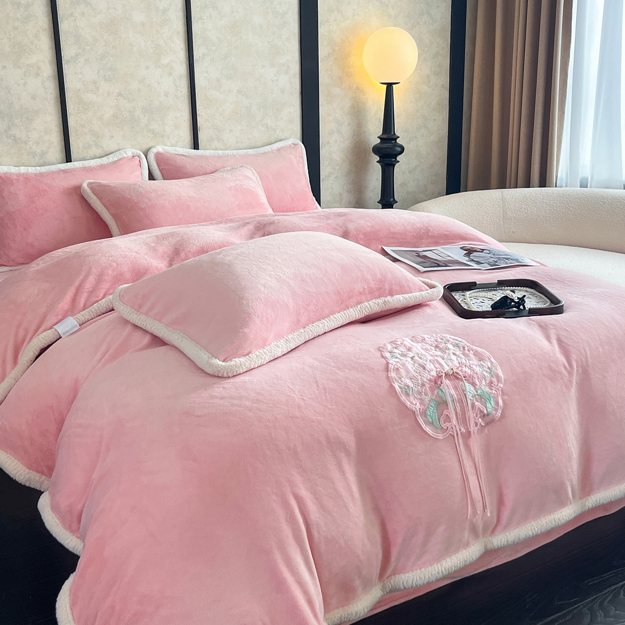 91家纺网 家纺一手货源 找家纺 诺梵家纺 2025新款兔毛包边中式绣花四件套-苏颜 苏颜-粉