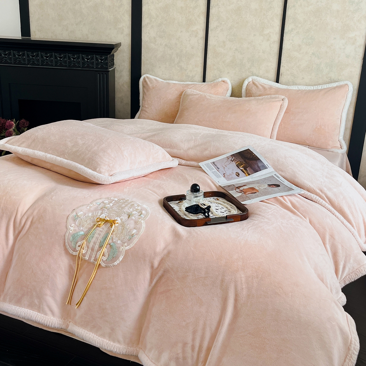 91家纺网 家纺一手货源 找家纺 诺梵家纺 2025新款兔毛包边中式绣花四件套-苏颜 苏颜-玉粉