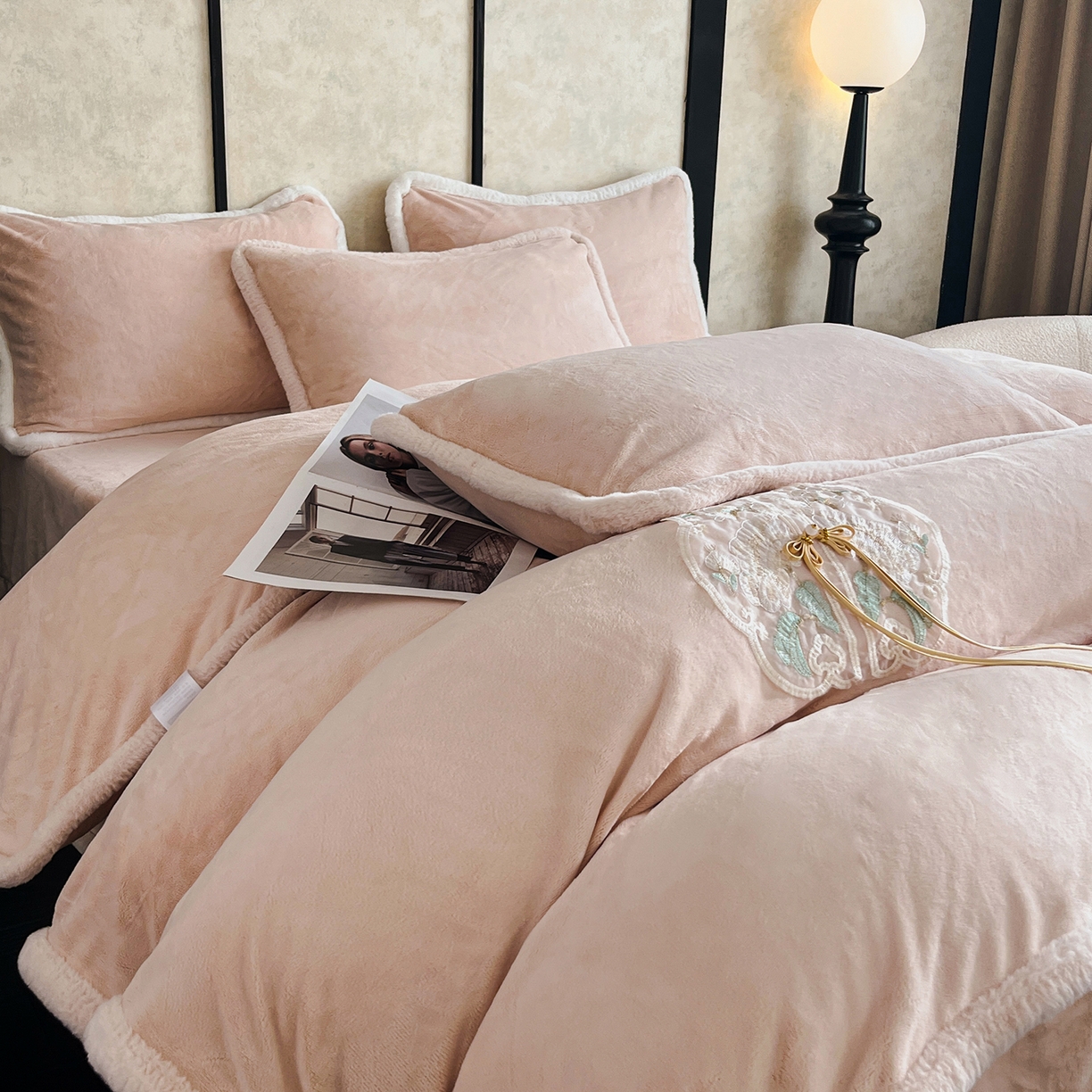 91家纺网 家纺一手货源 找家纺 诺梵家纺 2025新款兔毛包边中式绣花四件套-苏颜 苏颜-玉粉