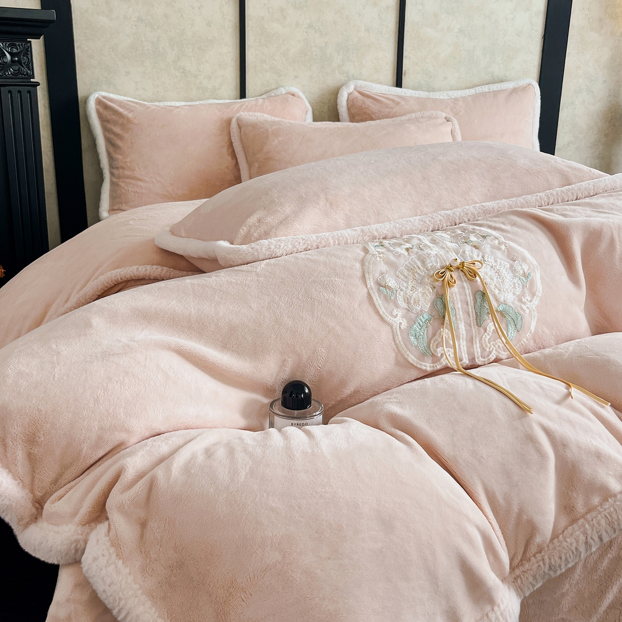 91家纺网 家纺一手货源 找家纺 诺梵家纺 2025新款兔毛包边中式绣花四件套-苏颜 苏颜-玉粉