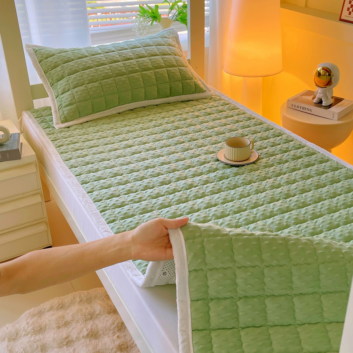 91家纺网 家纺一手货源 找家纺 金鑫汇家纺 2025秋冬纯色豆豆绒床褥垫系列-学生床 学生床豆豆绒床褥垫绿色