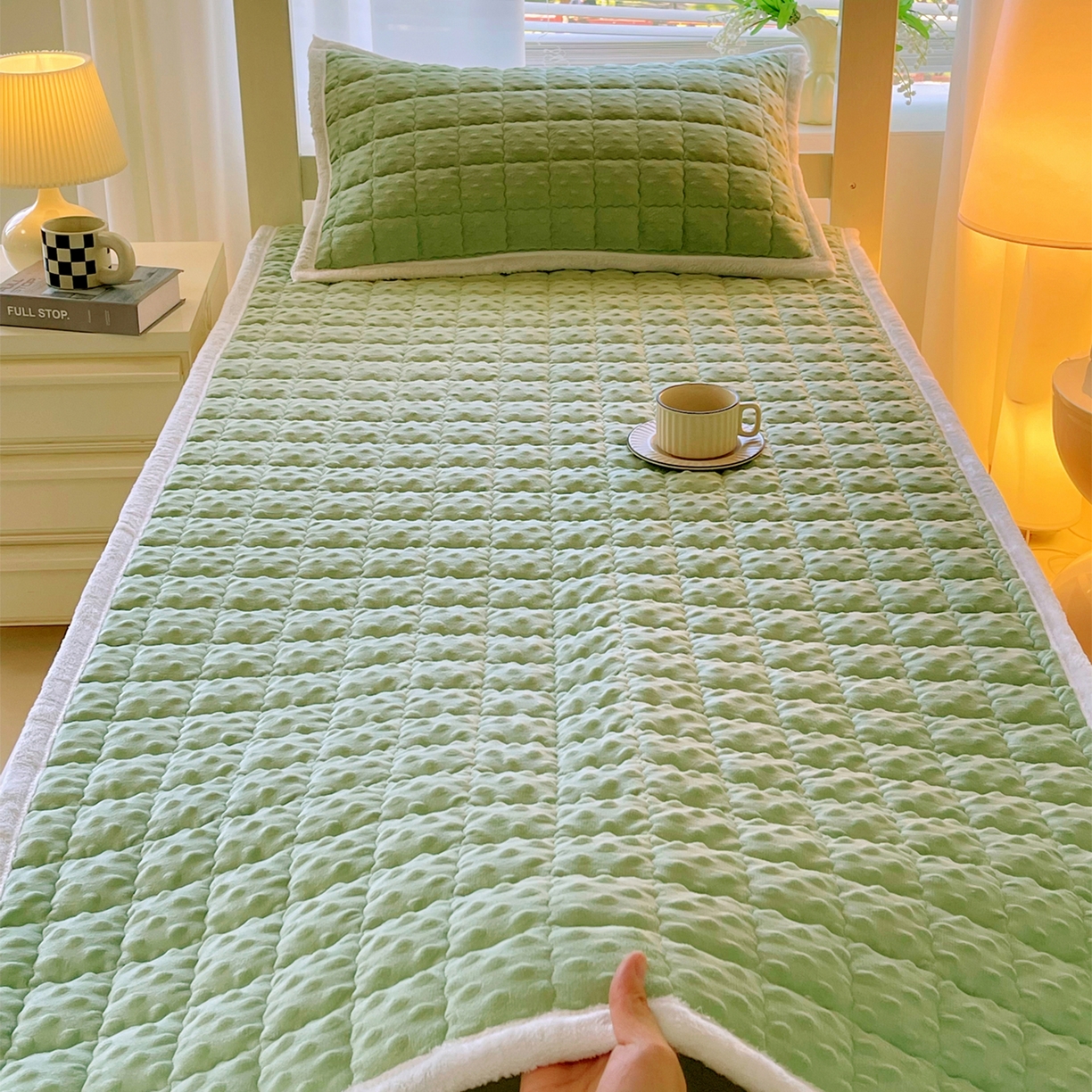 91家纺网 家纺一手货源 找家纺 金鑫汇家纺 2025秋冬纯色豆豆绒床褥垫系列-学生床 学生床豆豆绒床褥垫绿色
