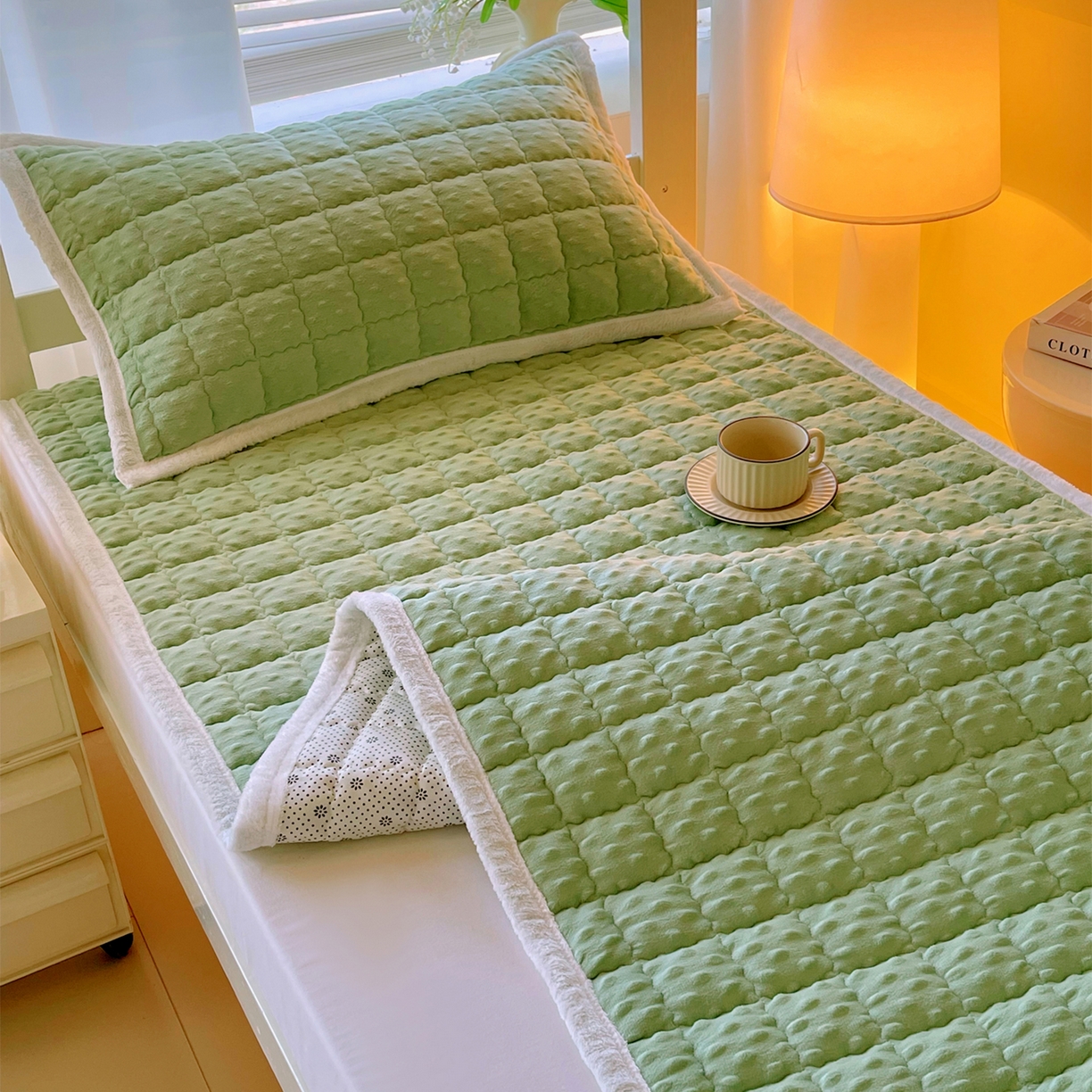 91家纺网 家纺一手货源 找家纺 金鑫汇家纺 2025秋冬纯色豆豆绒床褥垫系列-学生床 学生床豆豆绒床褥垫绿色