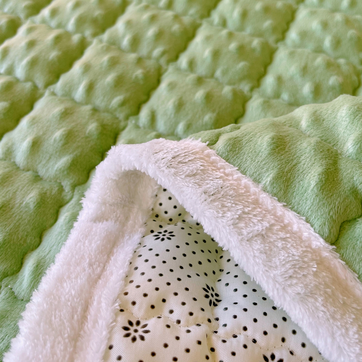 91家纺网 家纺一手货源 找家纺 金鑫汇家纺 2025秋冬纯色豆豆绒床褥垫系列-学生床 学生床豆豆绒床褥垫绿色