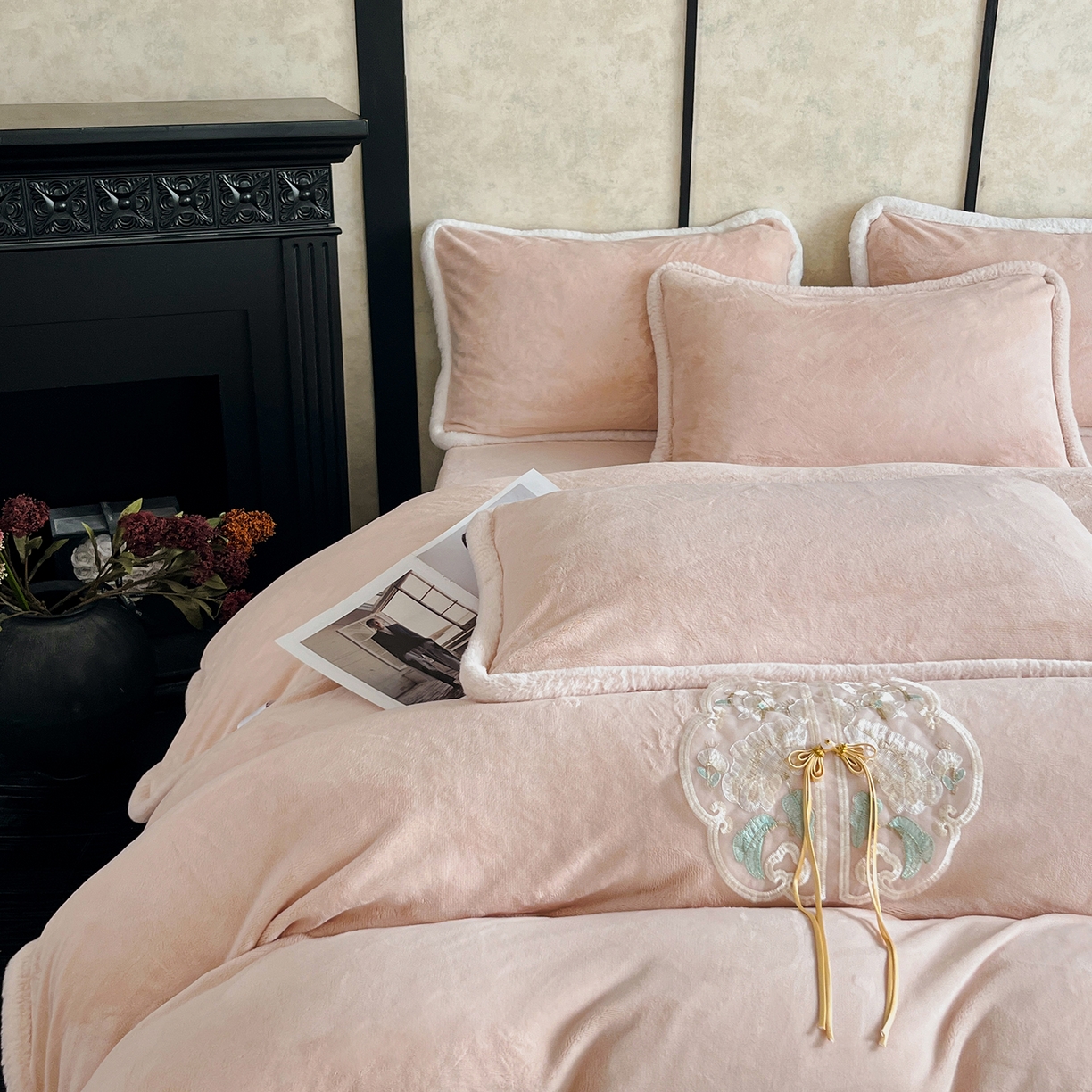 91家纺网 家纺一手货源 找家纺 诺梵家纺 2025新款兔毛包边中式绣花四件套-苏颜 苏颜-玉粉