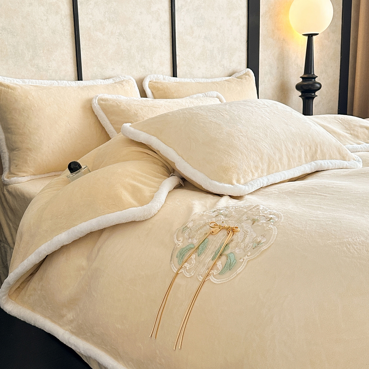 91家纺网 家纺一手货源 找家纺 诺梵家纺 2025新款兔毛包边中式绣花四件套-苏颜 苏颜-米黄