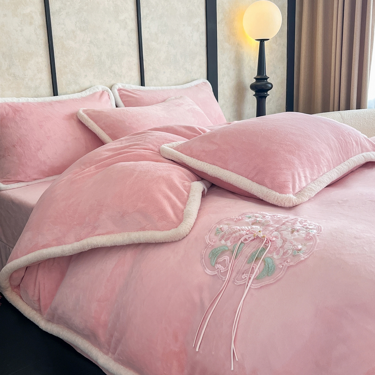 91家纺网 家纺一手货源 找家纺 诺梵家纺 2025新款兔毛包边中式绣花四件套-苏颜 苏颜-粉