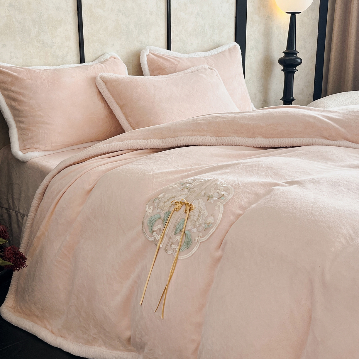 91家纺网 家纺一手货源 找家纺 诺梵家纺 2025新款兔毛包边中式绣花四件套-苏颜 苏颜-玉粉