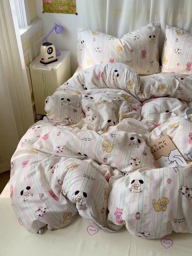 91家纺网 家纺一手货源 找家纺 耀悦家纺 2025新款40支全棉纯棉四件套ins卡通可爱风简约 蓝条萌宠趴