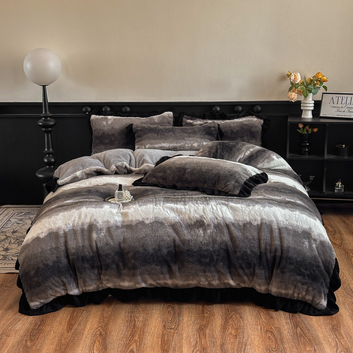 91家纺网 家纺一手货源 找家纺 晚爱家居  2025新款韩版黑色花边美拉德兔毛绒四件套高克重皮草兔绒牛奶绒四件套 极简