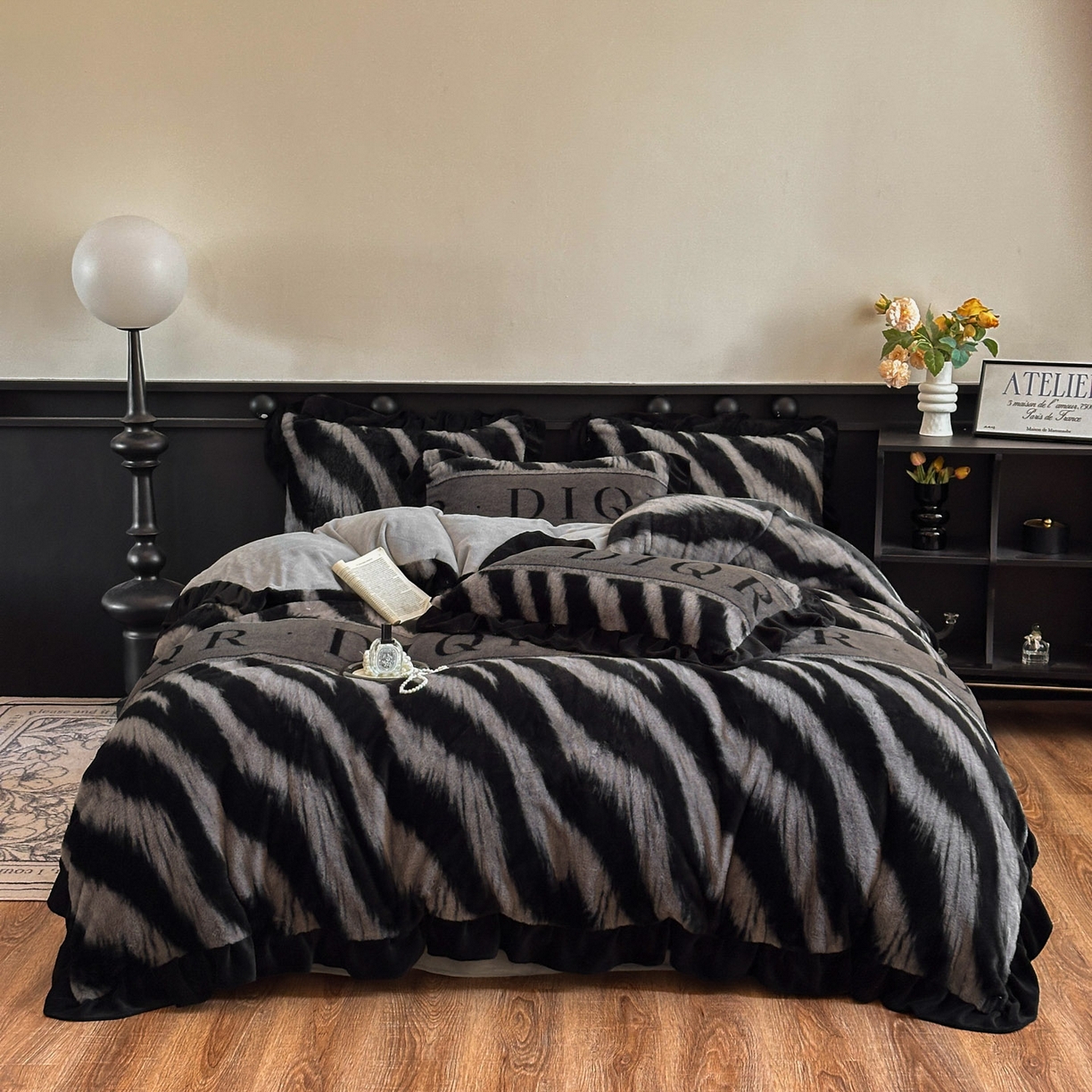 91家纺网 家纺一手货源 找家纺 晚爱家居  2025新款韩版黑色花边美拉德兔毛绒四件套高克重皮草兔绒牛奶绒四件套 条纹灰