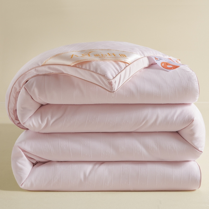 91家纺网 家纺一手货源 找家纺 置顶家纺 2024新款贡缎提花大豆纤维被子被芯--棚拍图 串串格-果粉