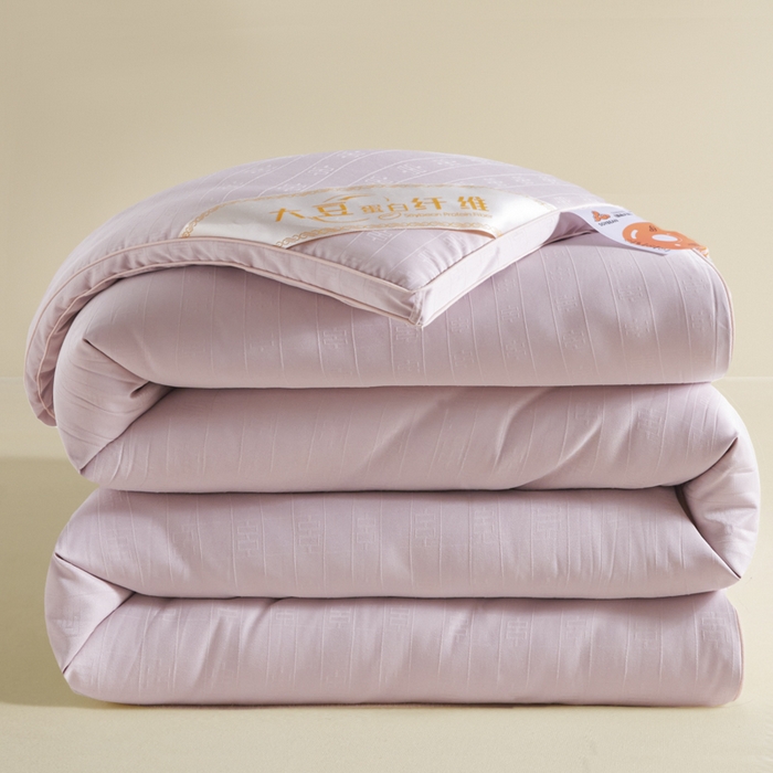 91家纺网 家纺一手货源 找家纺 置顶家纺 2024新款贡缎提花大豆纤维被子被芯--棚拍图 串串格-浅豆沙