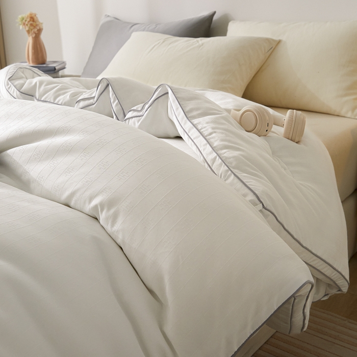 91家纺网 家纺一手货源 找家纺 （总）置顶家纺 2024新款贡缎提花大豆纤维被子被芯--棚拍图