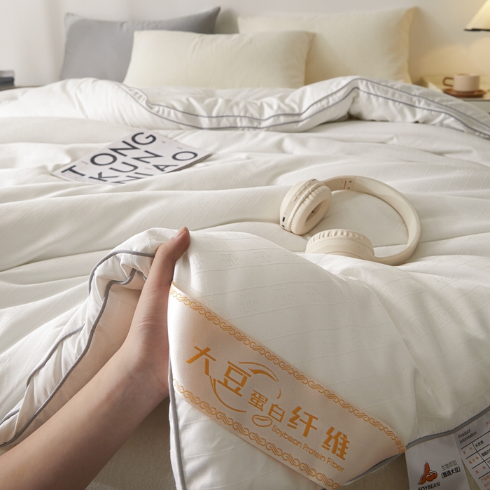91家纺网 家纺一手货源 找家纺 （总）置顶家纺 2024新款贡缎提花大豆纤维被子被芯--棚拍图