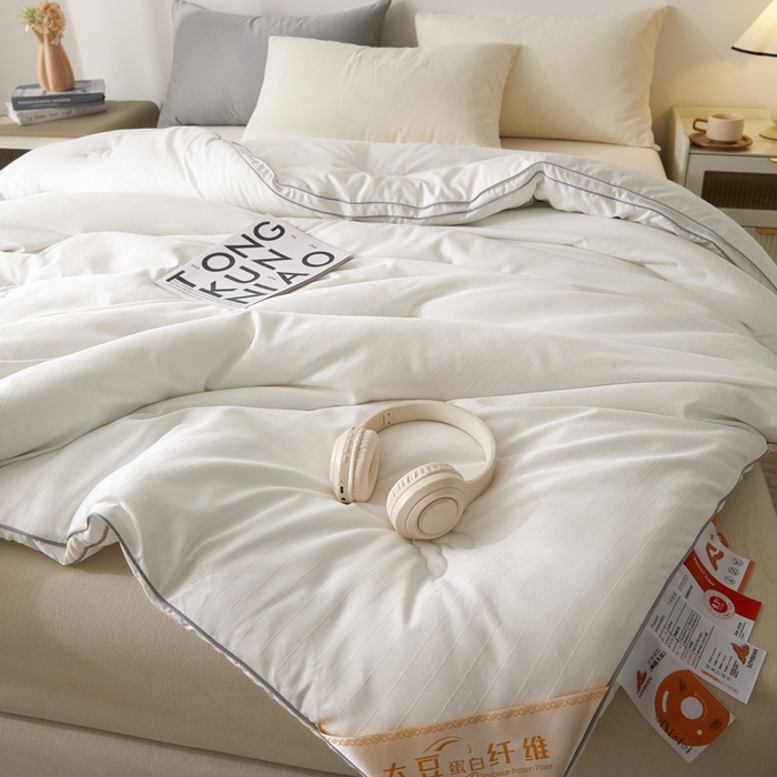 91家纺网 家纺一手货源 找家纺 （总）置顶家纺 2024新款贡缎提花大豆纤维被子被芯--棚拍图