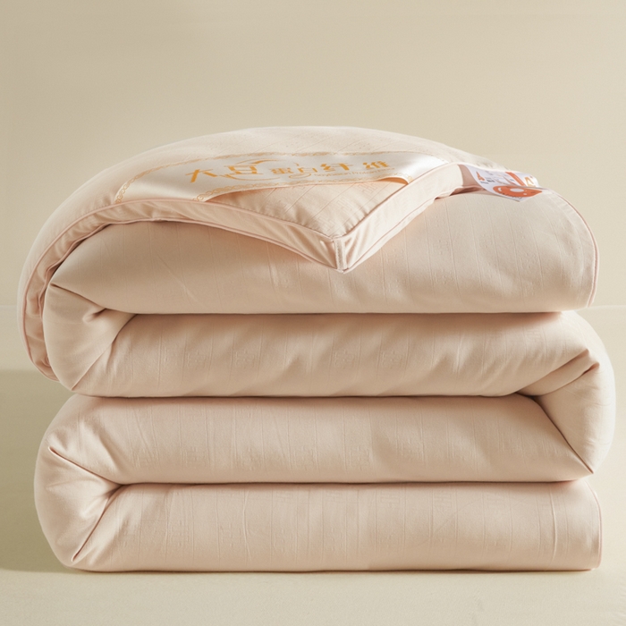 91家纺网 家纺一手货源 找家纺 置顶家纺 2024新款贡缎提花大豆纤维被子被芯--棚拍图 串串格-温馨玉色