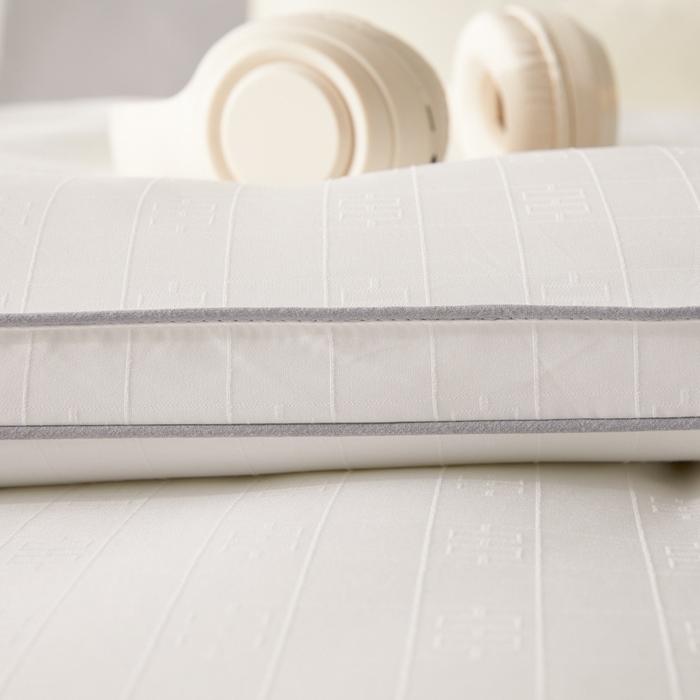 91家纺网 家纺一手货源 找家纺 置顶家纺 2024新款贡缎提花大豆纤维被子被芯--棚拍图 串串格-大气白色