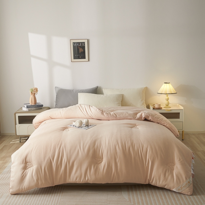 91家纺网 家纺一手货源 找家纺 置顶家纺 2024新款贡缎提花大豆纤维被子被芯--棚拍图 串串格-温馨玉色