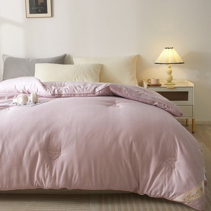 91家纺网 家纺一手货源 找家纺 置顶家纺 2024新款贡缎提花大豆纤维被子被芯--棚拍图 串串格-浅豆沙