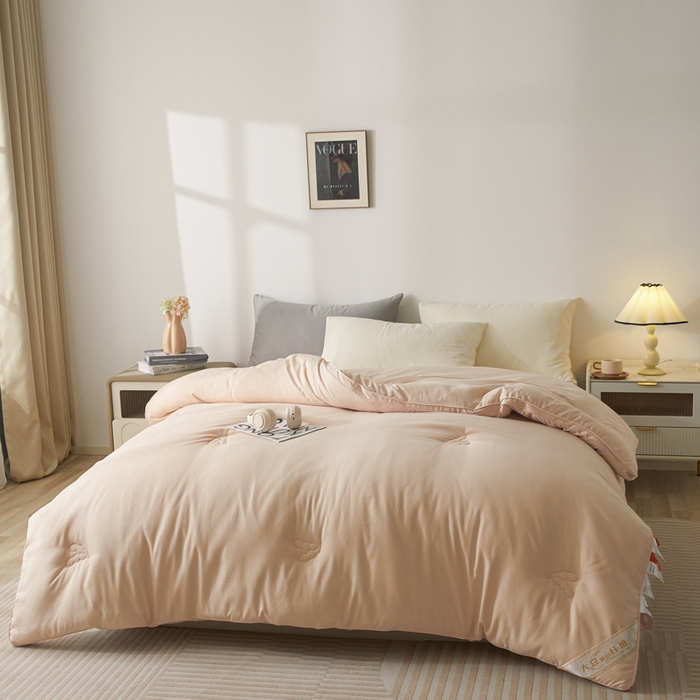 91家纺网 家纺一手货源 找家纺 置顶家纺 2024新款贡缎提花大豆纤维被子被芯--棚拍图 串串格-温馨玉色