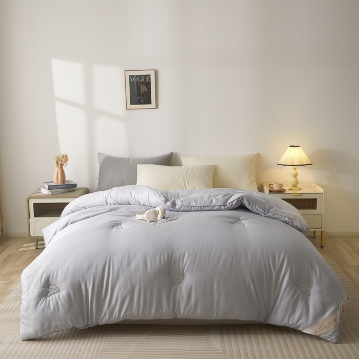 91家纺网 家纺一手货源 找家纺 置顶家纺 2024新款贡缎提花大豆纤维被子被芯--棚拍图 串串格-经典灰