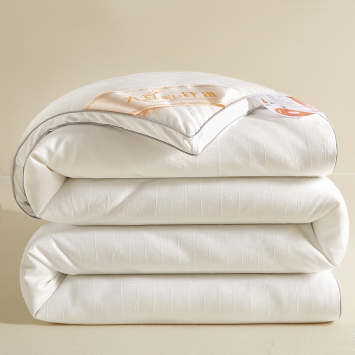 91家纺网 家纺一手货源 找家纺 置顶家纺 2024新款贡缎提花大豆纤维被子被芯--棚拍图 串串格-大气白色