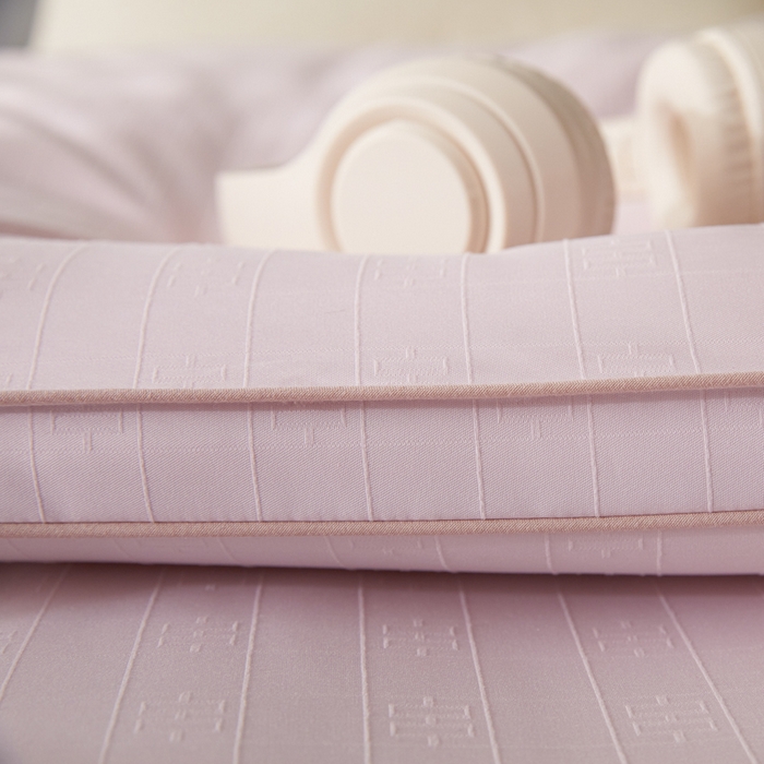 91家纺网 家纺一手货源 找家纺 置顶家纺 2024新款贡缎提花大豆纤维被子被芯--棚拍图 串串格-果粉