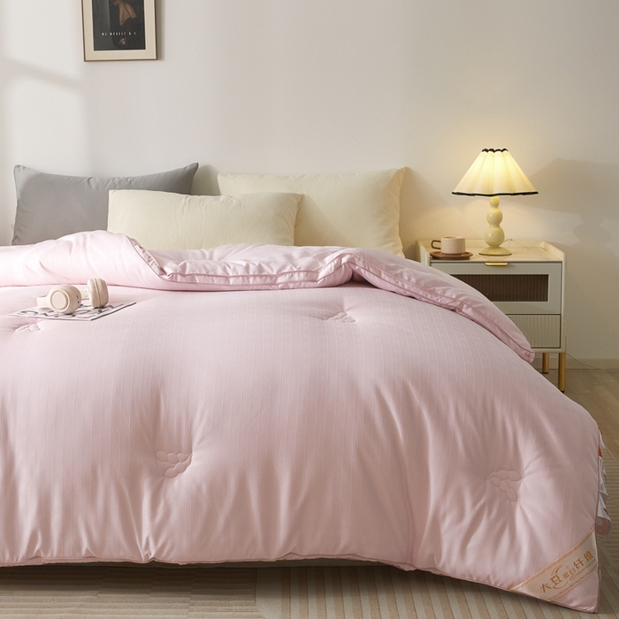 91家纺网 家纺一手货源 找家纺 置顶家纺 2024新款贡缎提花大豆纤维被子被芯--棚拍图 串串格-果粉