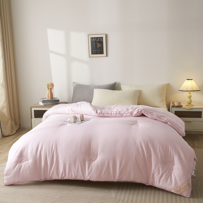 91家纺网 家纺一手货源 找家纺 置顶家纺 2024新款贡缎提花大豆纤维被子被芯--棚拍图 串串格-果粉