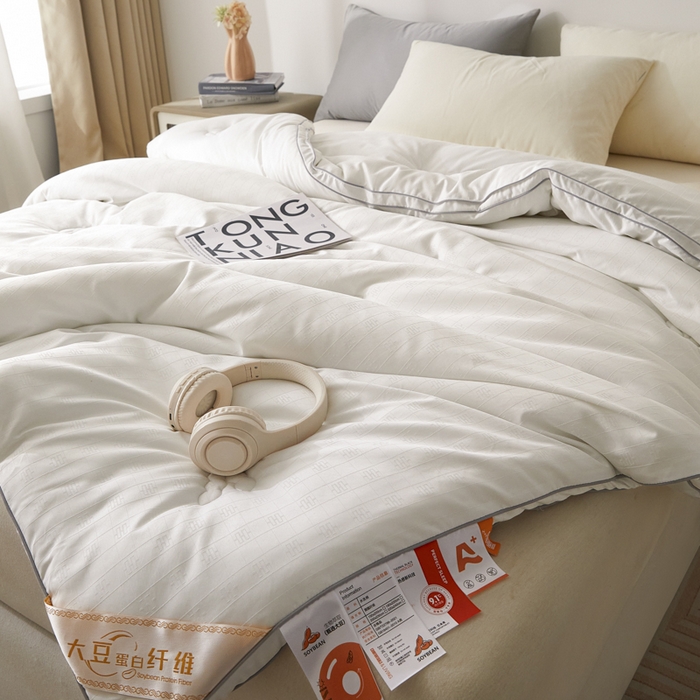91家纺网 家纺一手货源 找家纺 置顶家纺 2024新款贡缎提花大豆纤维被子被芯--棚拍图 串串格-大气白色