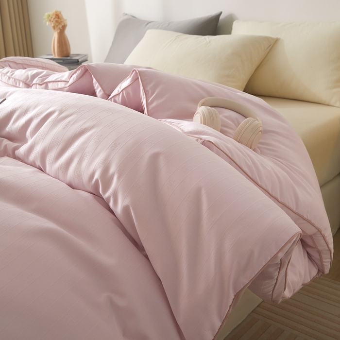 91家纺网 家纺一手货源 找家纺 置顶家纺 2024新款贡缎提花大豆纤维被子被芯--棚拍图 串串格-果粉