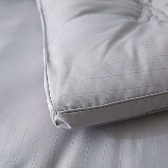 91家纺网 家纺一手货源 找家纺 置顶家纺 2024新款贡缎提花大豆纤维被子被芯--棚拍图 串串格-经典灰