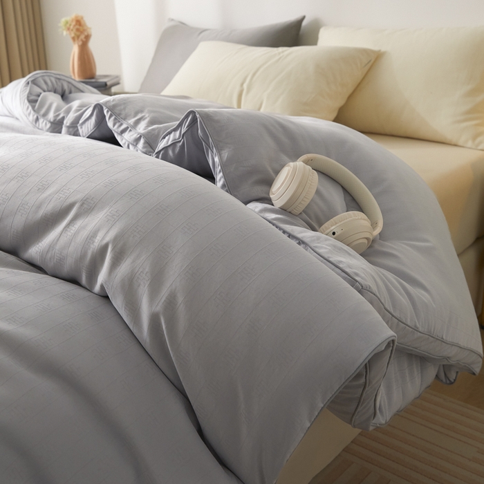 91家纺网 家纺一手货源 找家纺 置顶家纺 2024新款贡缎提花大豆纤维被子被芯--棚拍图 串串格-经典灰