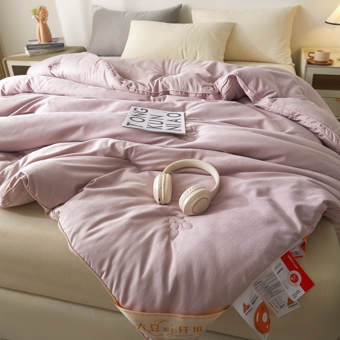 91家纺网 家纺一手货源 找家纺 置顶家纺 2024新款贡缎提花大豆纤维被子被芯--棚拍图 串串格-浅豆沙